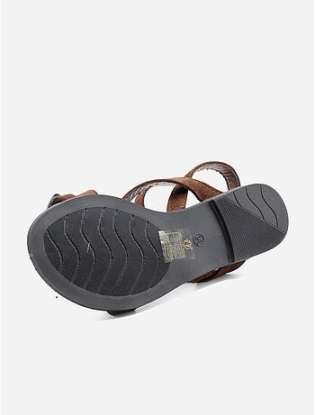 Sandalias planas con tiras cruzadas
