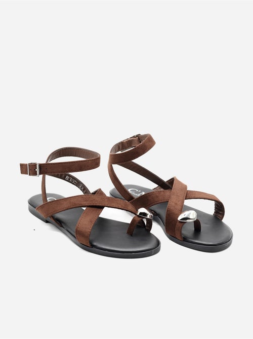 Sandalias planas con tiras cruzadas - Kiabi Sandalias planas con tiras cruzadas - Kiabi