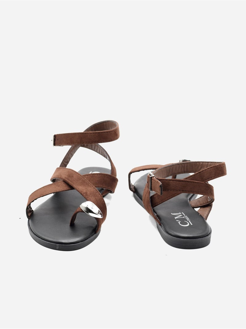 Sandalias planas con tiras cruzadas Marrón - Kiabi