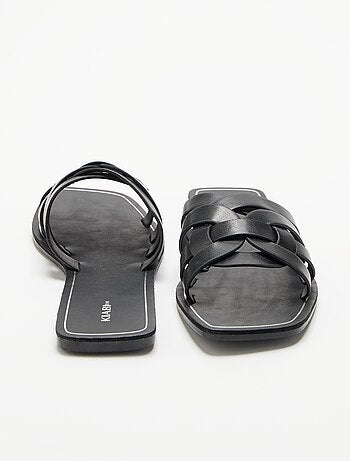 Sandalias planas con tiras cruzadas