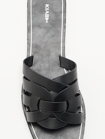 Sandalias planas con tiras cruzadas