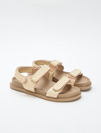 Sandalias planas con tiras de paja