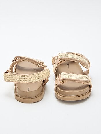 Sandalias planas con tiras de paja