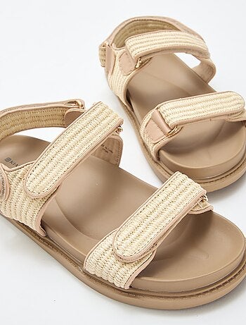 Sandalias planas con tiras de paja