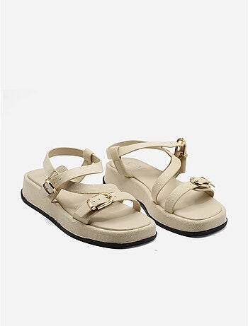 Sandalias planas con tiras y hebilla