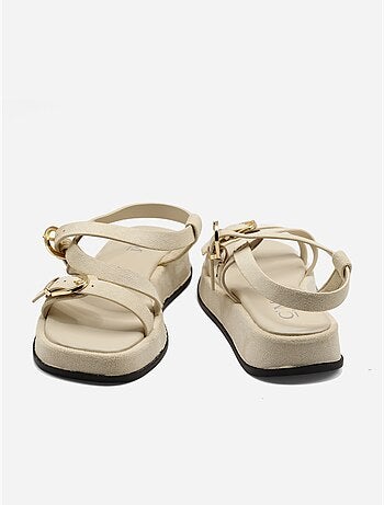 Sandalias planas con tiras y hebilla