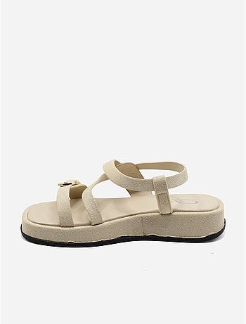 Sandalias planas con tiras y hebilla