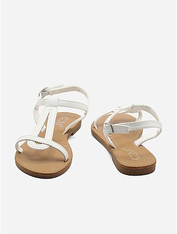 Sandalias planas con tiras y hebilla