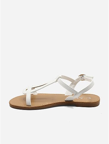 Sandalias planas con tiras y hebilla