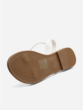 Sandalias planas con tiras y hebilla