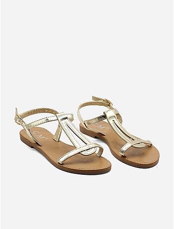 Sandalias planas con tiras y hebilla