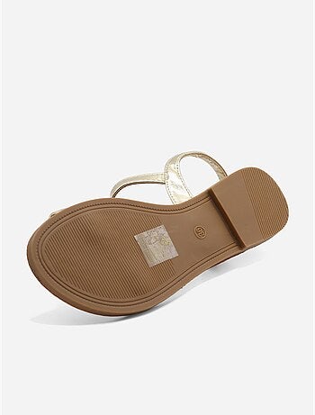 Sandalias planas con tiras y hebilla