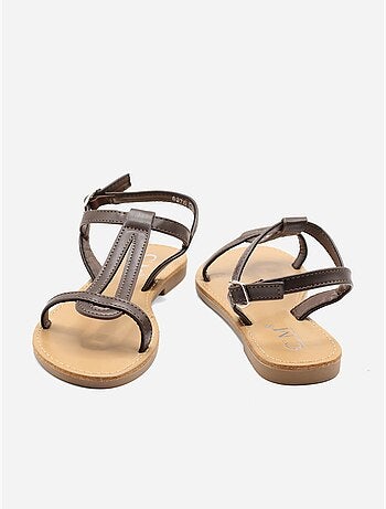 Sandalias planas con tiras y hebilla