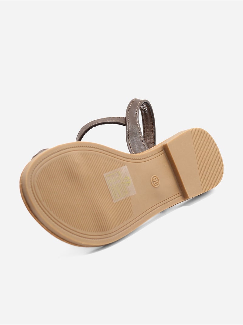 Sandalias planas con tiras y hebilla Marrón - Kiabi
