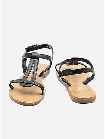 Sandalias planas con tiras y hebilla