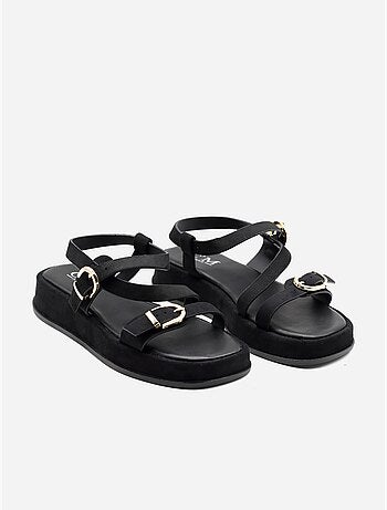 Sandalias planas con tiras y hebilla