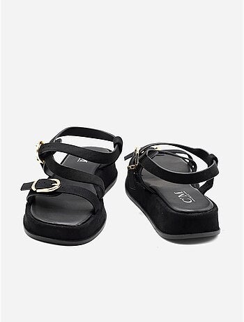 Sandalias planas con tiras y hebilla