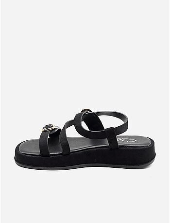 Sandalias planas con tiras y hebilla