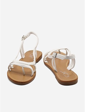 Sandalias planas de diseño delicado