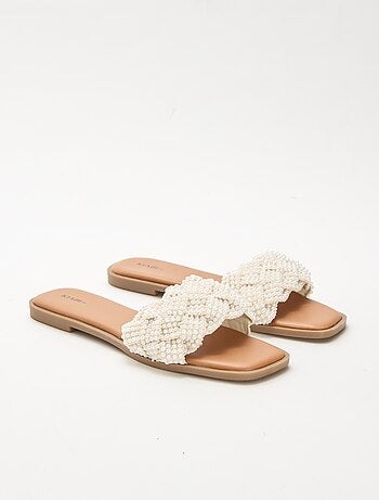 Sandalias trenzadas con perlas