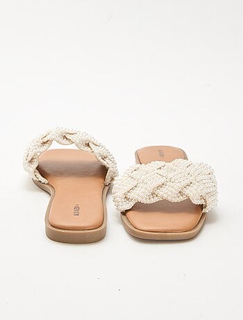 Sandalias trenzadas con perlas