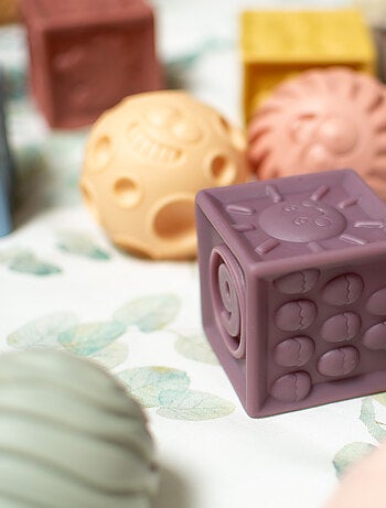 Set de 15 cubos y pelotas sensoriales de silicona | Magni