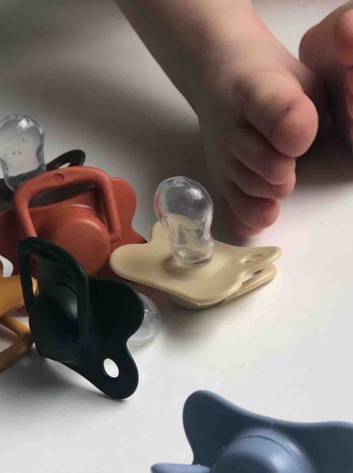 Set de 2 chupetes anatómicos de silicona 6 meses y más | Filibabba - Kiabi