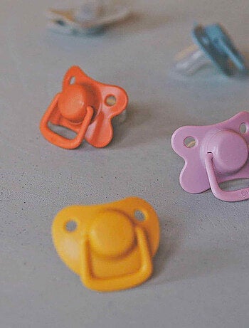 Set de 2 chupetes anatómicos de silicona 6 meses y más | Filibabba