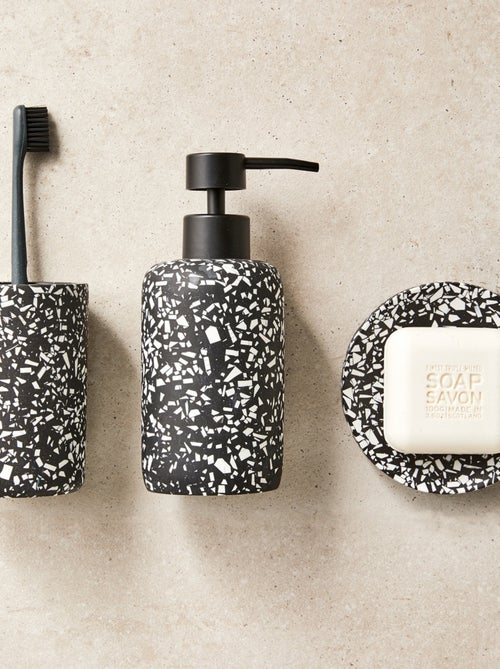 Set de accesorios de baño TERRAZZO 4 piezas estilo terrazzo – Guy Levasseur - Kiabi Set de accesorios de baño TERRAZZO 4 piezas estilo terrazzo – Guy Levasseur - Kiabi