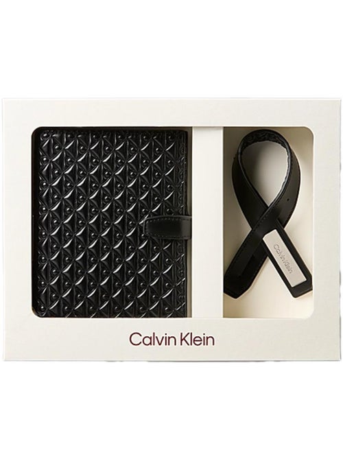 Set de Viaje Calvin Klein Jeans para Hombre: Funda Pasaporte y Etiqueta Maleta - Kiabi Set de Viaje Calvin Klein Jeans para Hombre: Funda Pasaporte y Etiqueta Maleta - Kiabi