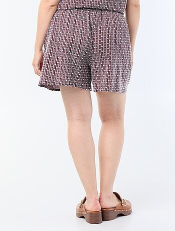 Short ancho con estampados bordados