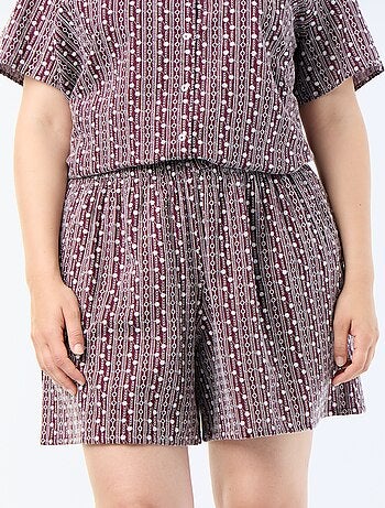 Short ancho con estampados bordados