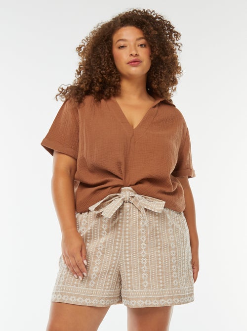 Short ancho con motivos bordados y cinturón - Kiabi