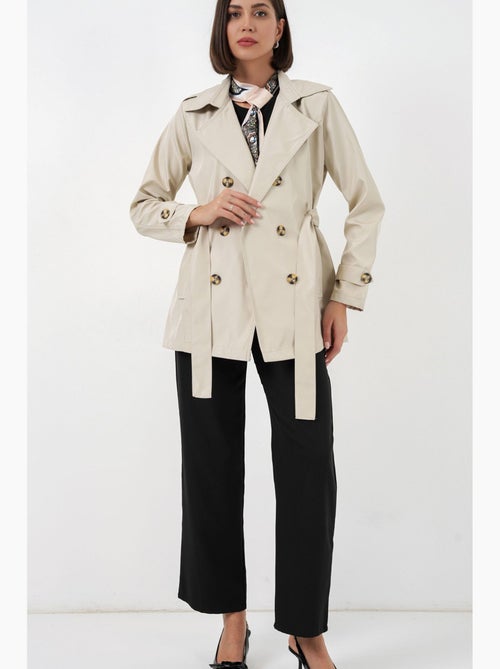 Short belted polyester trench coat with shirt collar bdart - Kiabi Short belted polyester trench coat with shirt collar bdart - Kiabi