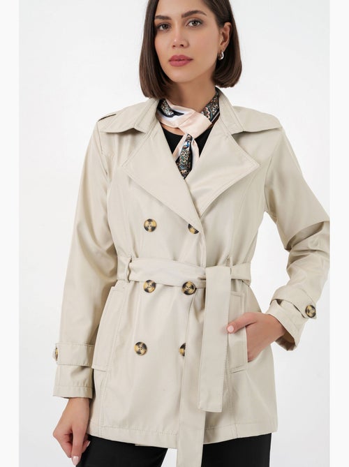 Short belted polyester trench coat with shirt collar bdart - Kiabi Short belted polyester trench coat with shirt collar bdart - Kiabi