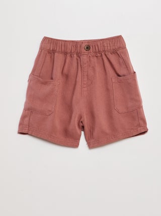 Short con bolsillos de parche