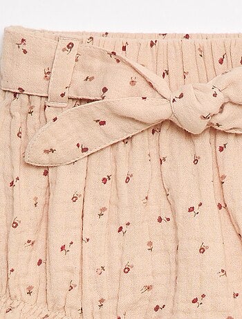 Short con cintura elástica y cinturón anudable