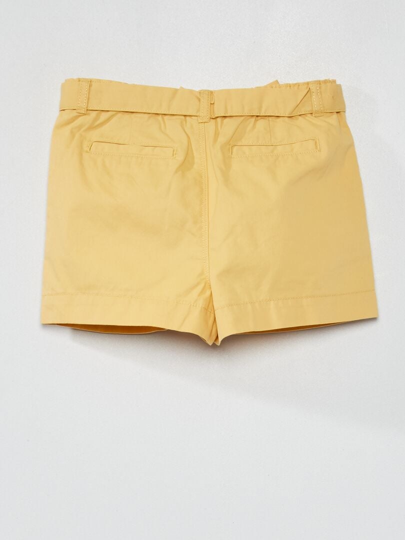 Short con cinturón amarillo - Kiabi