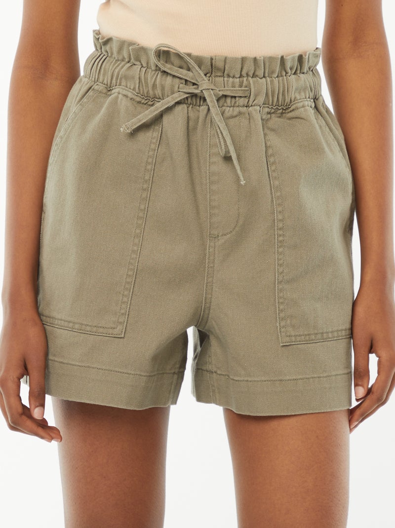 Short corto con bolsillos grandes de parche VERDE - Kiabi