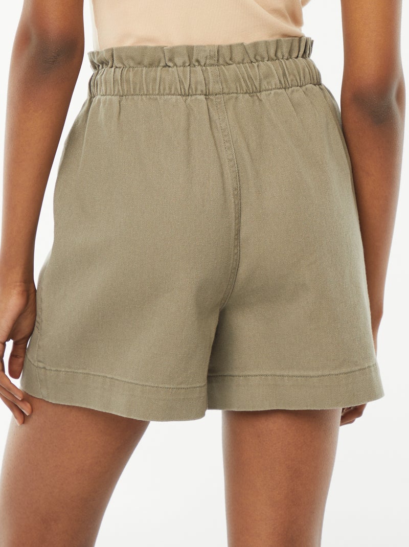 Short corto con bolsillos grandes de parche VERDE - Kiabi