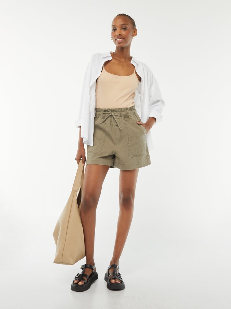 Short corto con bolsillos grandes de parche VERDE - Kiabi