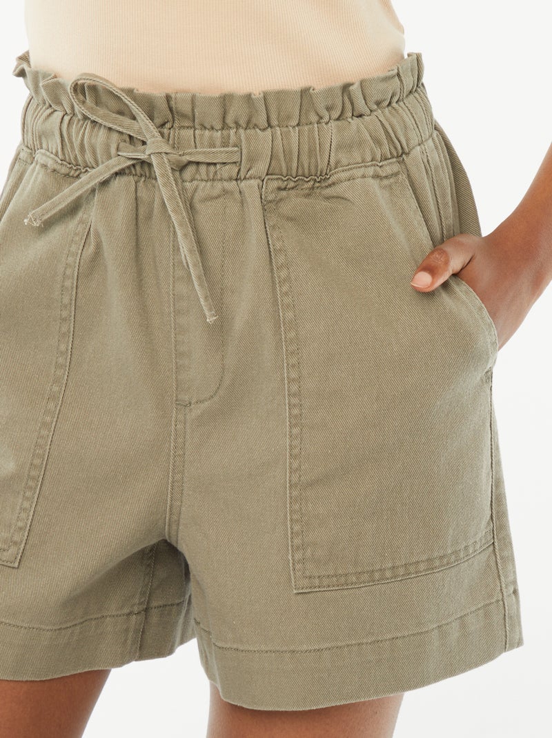 Short corto con bolsillos grandes de parche VERDE - Kiabi