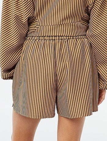 Short corto de rayas con bolsillos