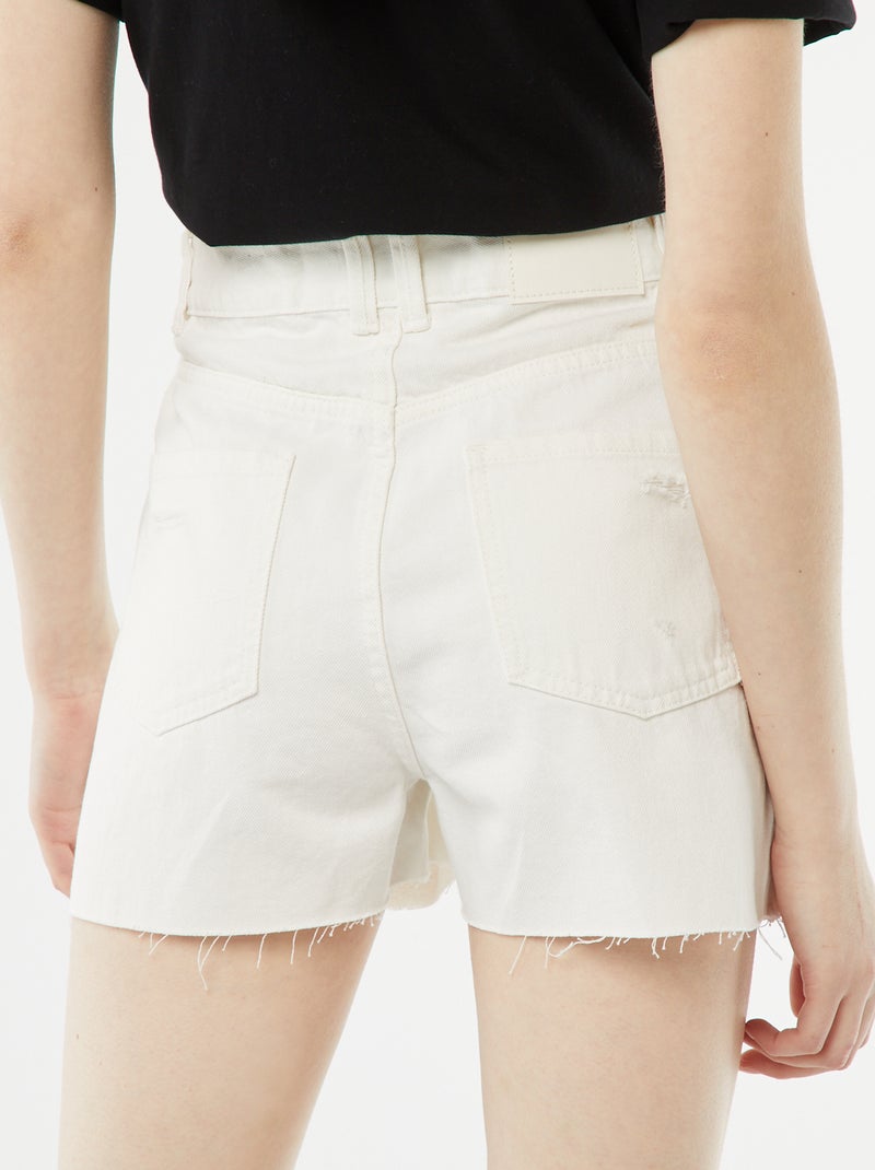 Short corto vaquero con efecto desgastado y acabados sin rematar blanco - Kiabi