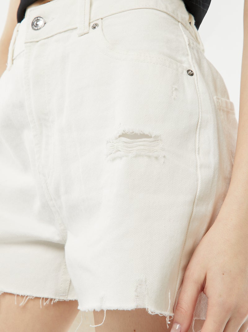 Short corto vaquero con efecto desgastado y acabados sin rematar blanco - Kiabi