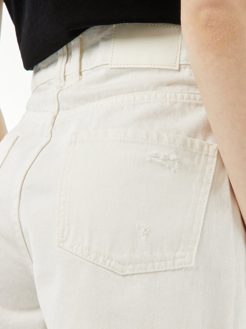 Short corto vaquero con efecto desgastado y acabados sin rematar blanco - Kiabi