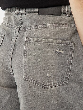 Short corto vaquero con efecto desgastado y acabados sin rematar