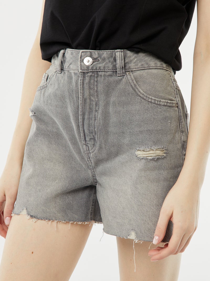 Short corto vaquero con efecto desgastado y acabados sin rematar GRIS - Kiabi