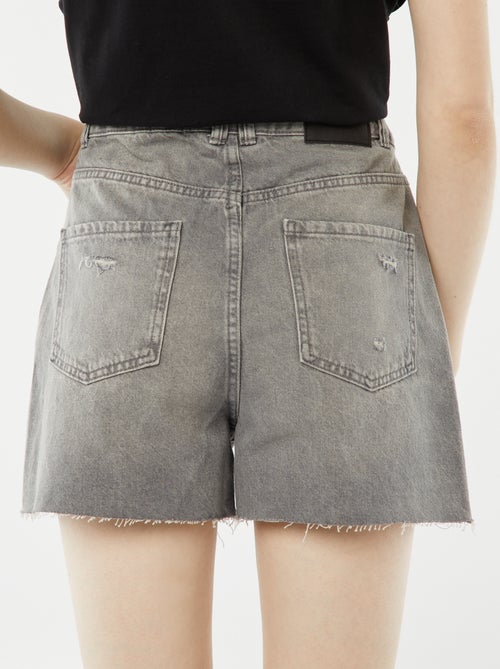 Short corto vaquero con efecto desgastado y acabados sin rematar - Kiabi