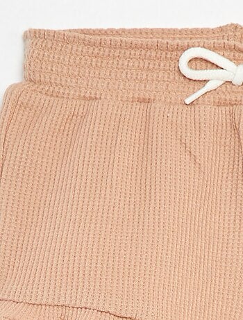Short de punto gofrado con bordes ondulados